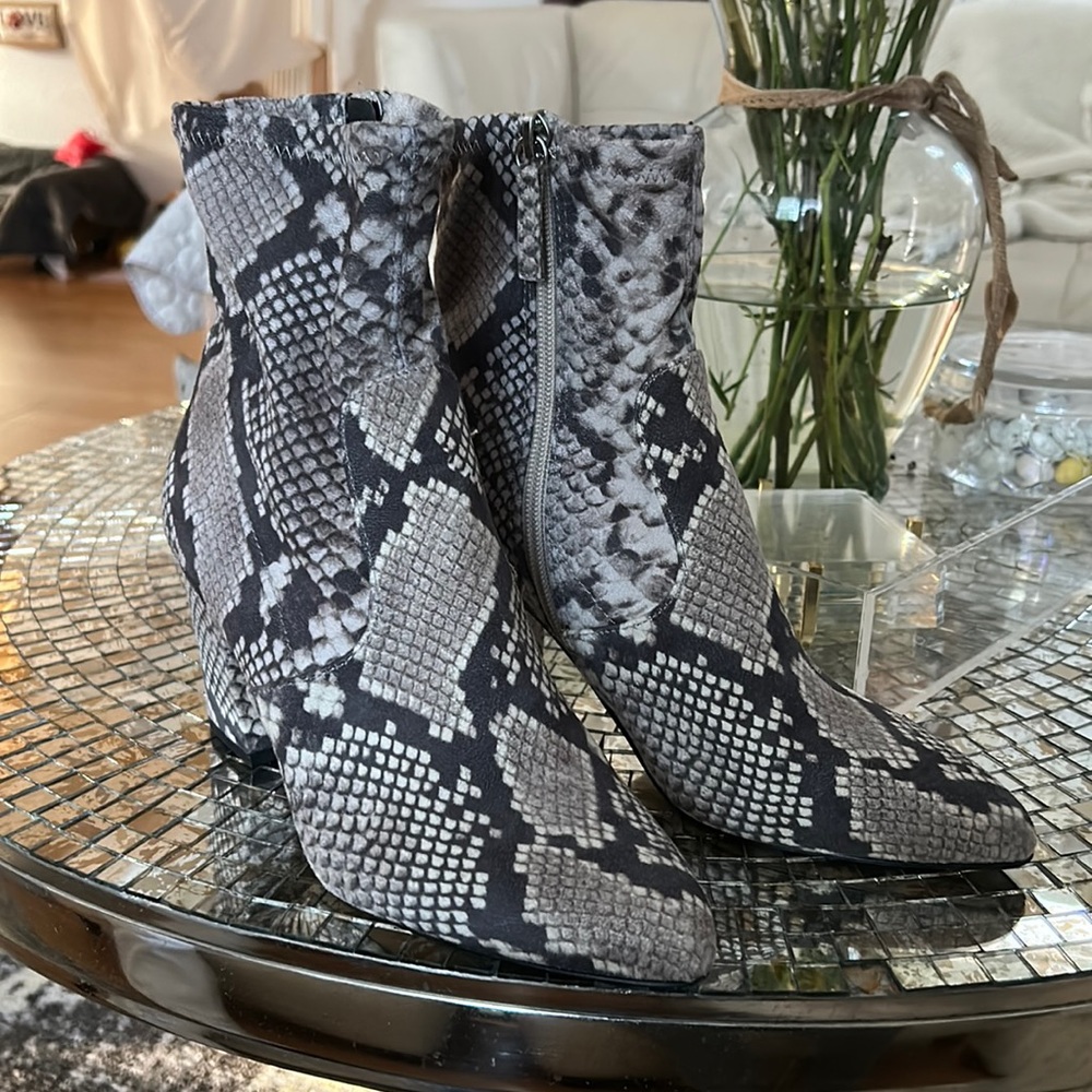 Steve Madden Elory snakeskin print booties 6.5